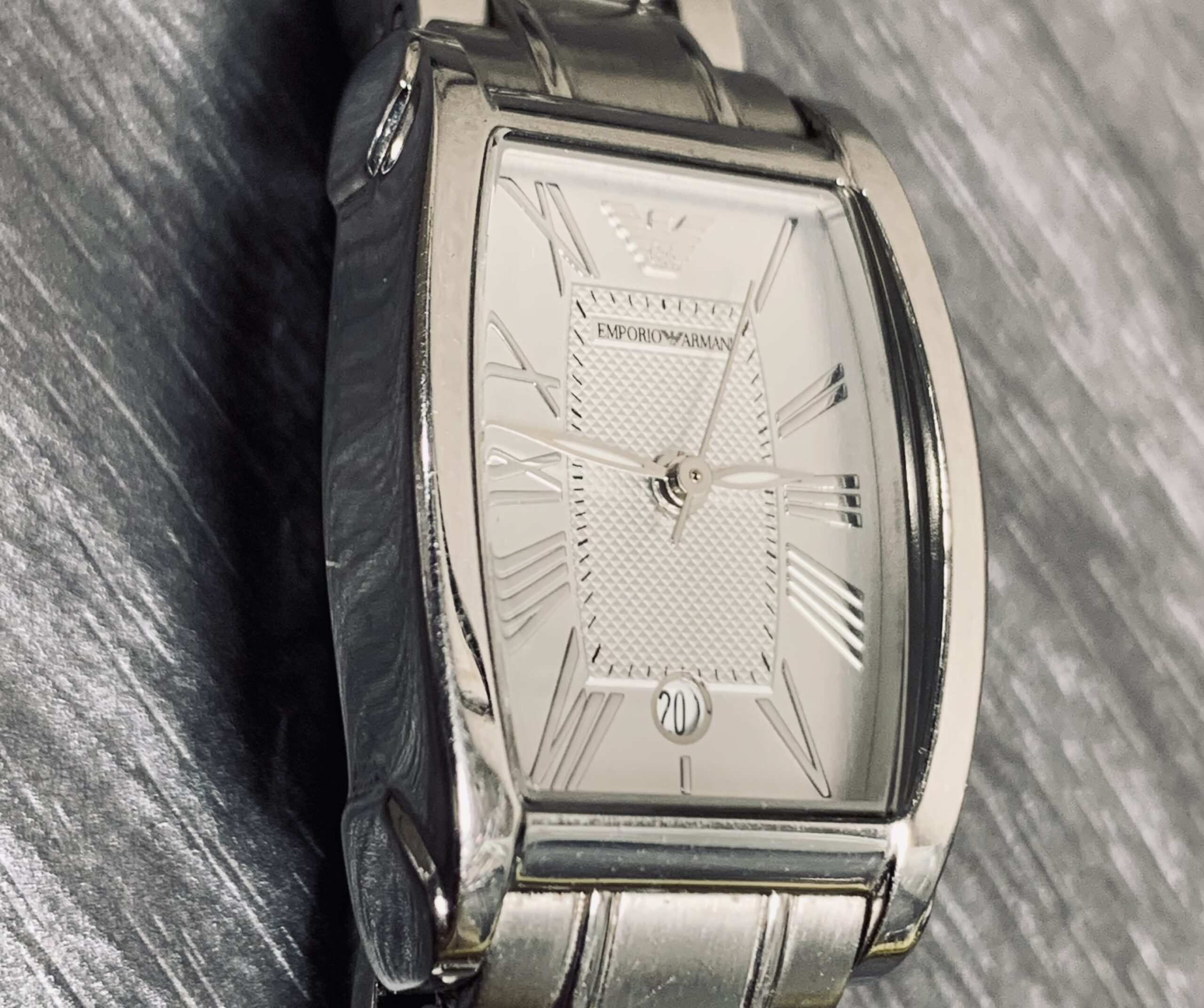 アルマーニ 時計修理の値段と注意点