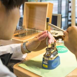 中野で時計修理を行っている画像
